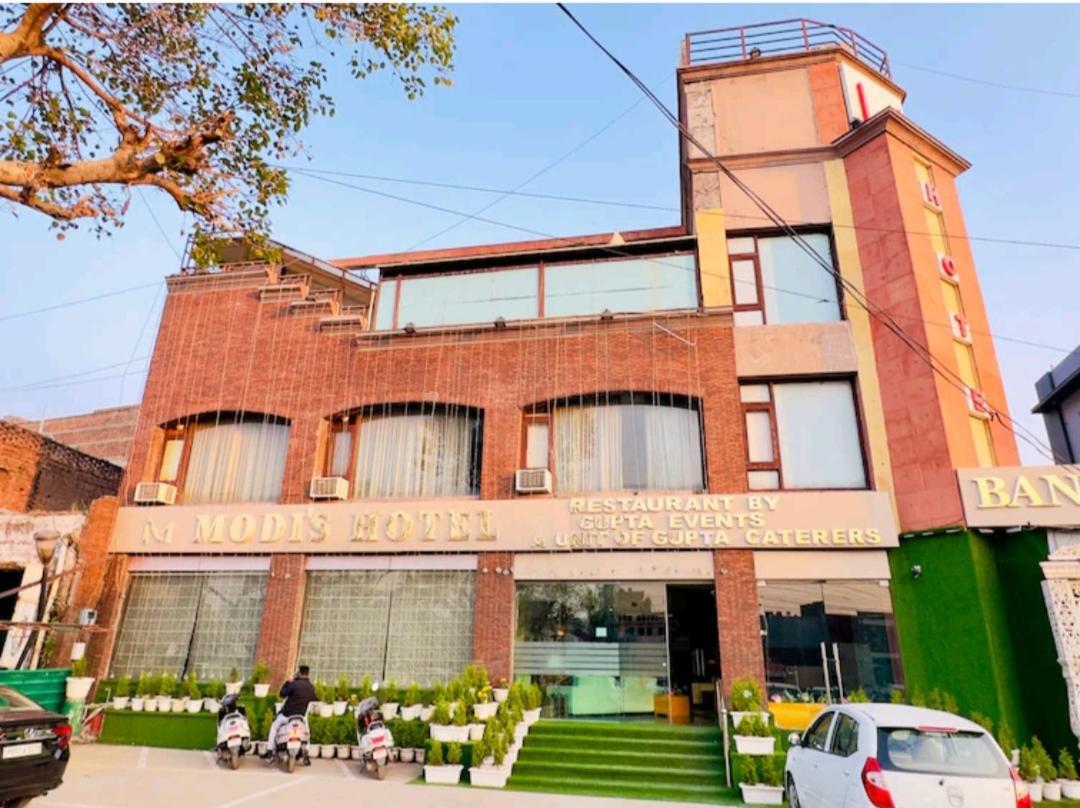 Modi Hotel & Resorts Pinjaur Exterior foto