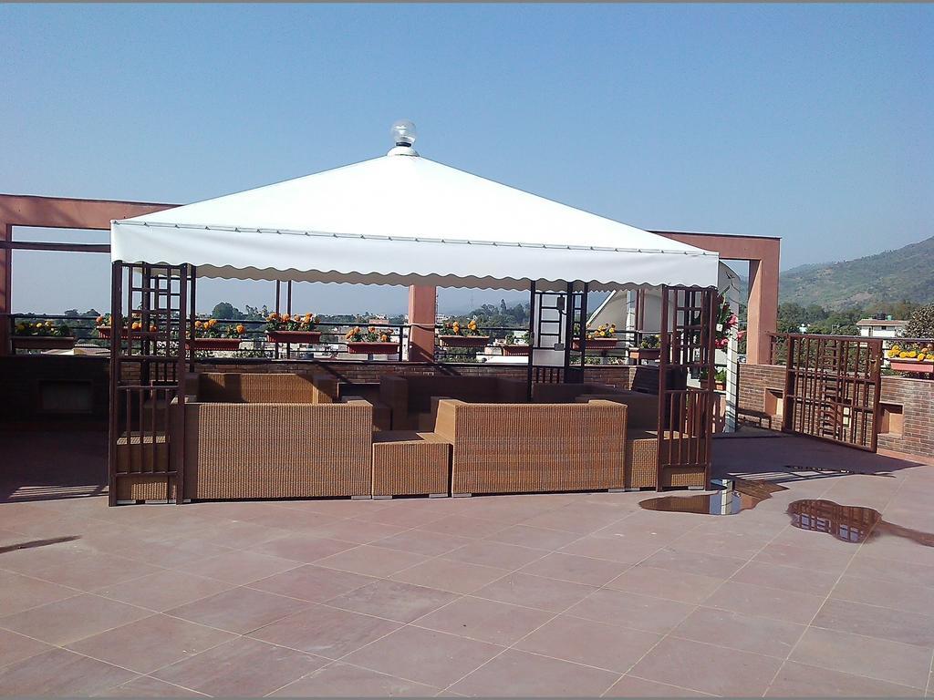 Modi Hotel & Resorts Pinjaur Exterior foto